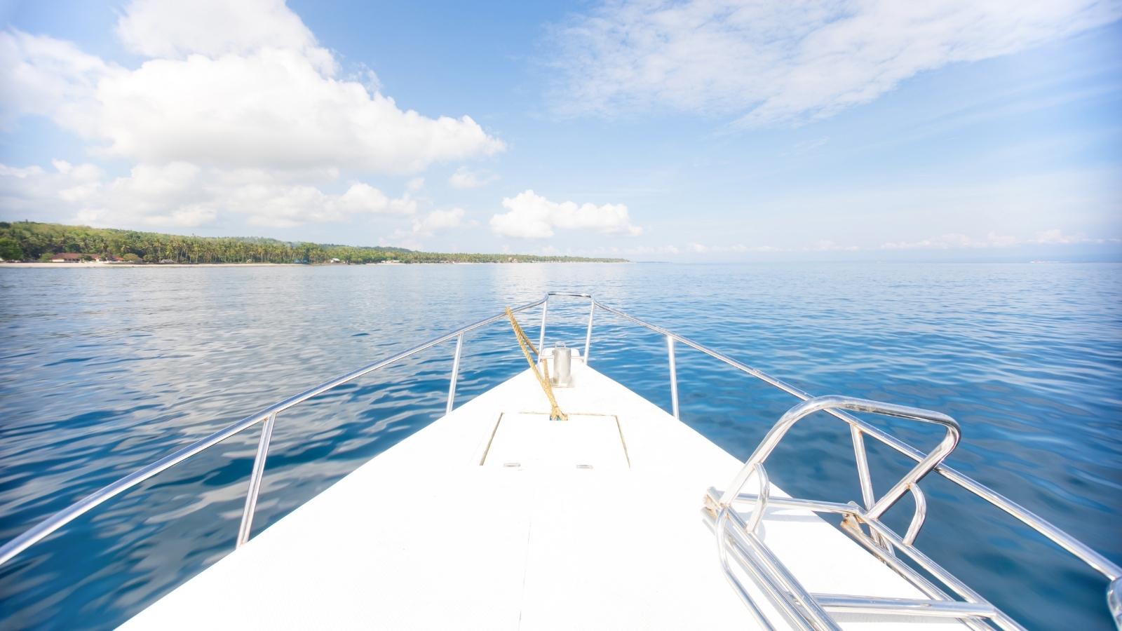 Sur un bateau blanc UCM Center