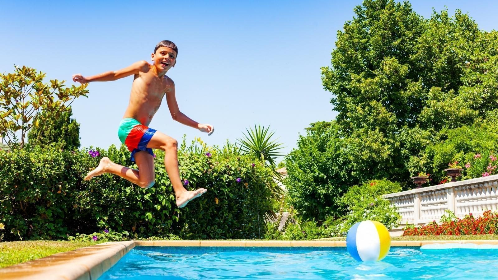 Le saut dans la piscine